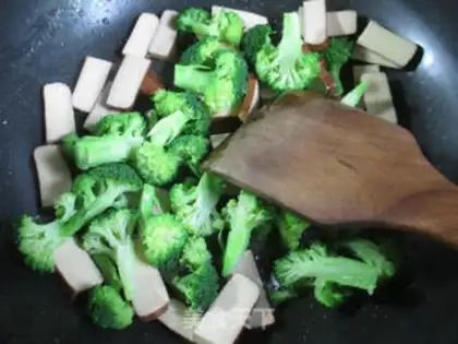 Make Eggs and broccoli step 3