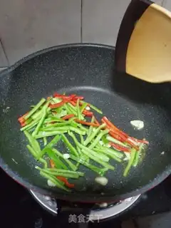 Make Squeeze fried eggs step 4