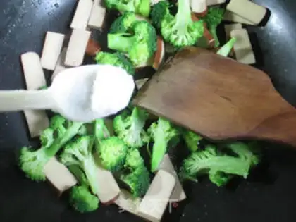 Make Eggs and broccoli step 4