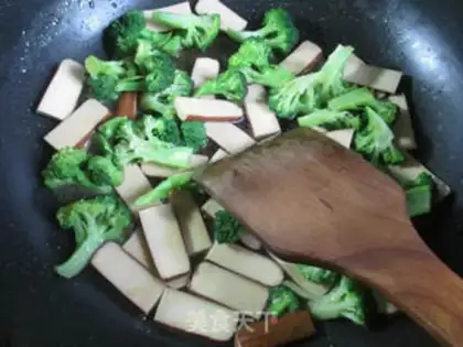 Make Eggs and broccoli step 6