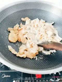 Make Squeeze the green pepper and meat step 3