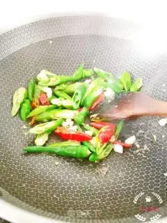 Make Squeeze the green pepper and meat step 4