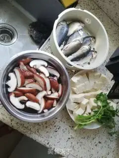 Make Squidfish mushroom tofu soup step 1