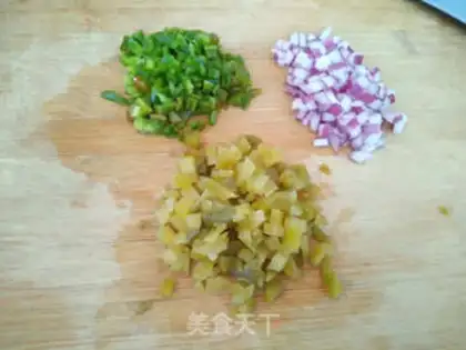 Make Squeeze eggs and fried rice step 1
