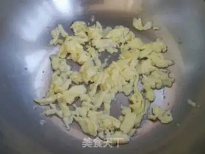 Make Squeeze eggs and fried rice step 3