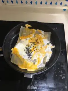 Make Fried omelet with cold noodles step 1