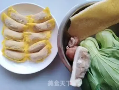 Make Three eggs of dumpling soup step 0