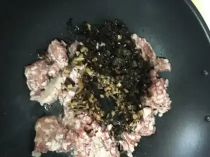 Make The mushrooms, the murmurs, the egg and yellow step 3