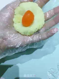Make The egg yolk mooncake step 8