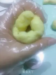 Make The egg yolk mooncake step 9