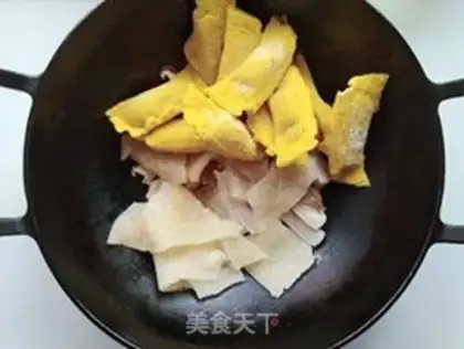Make Three eggs of dumpling soup step 5