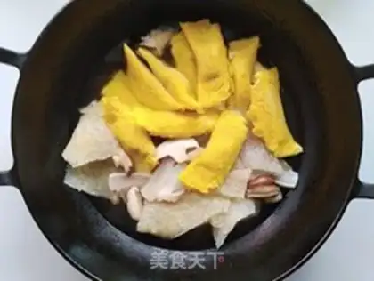 Make Three eggs of dumpling soup step 6