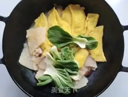 Make Three eggs of dumpling soup step 7