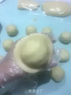 Make The egg yolk mooncake step 17