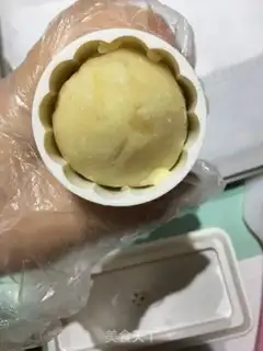 Make The egg yolk mooncake step 19