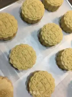 Make The egg yolk mooncake step 21