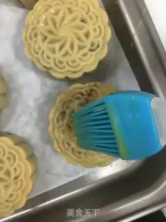 Make The egg yolk mooncake step 23