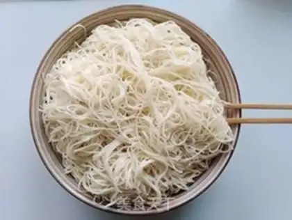 Make Hot chicken with cold noodles step 6