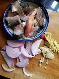 Make Onion-burning boarfish step 1