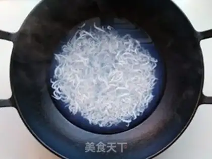 Make Silver fish steamed eggs step 1