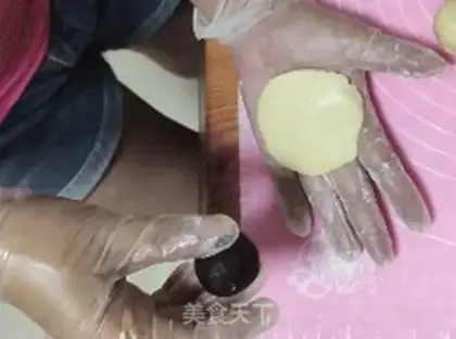 Make Cream chocolate mooncake step 11