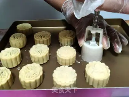 Make Cream chocolate mooncake step 12