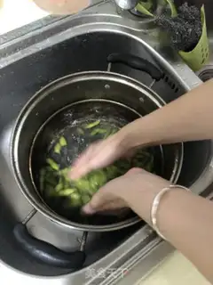 Make Five fragrances of green beans step 1