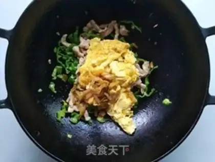 Make Squeeze meat and fried eggs step 9