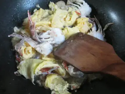 Make Eggs and crabs step 9