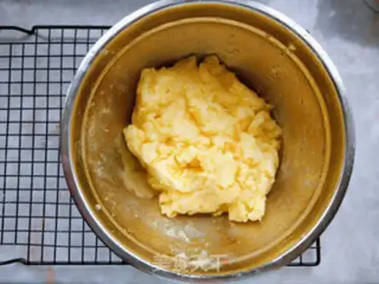 Make A yellow-haired moon cake step 9