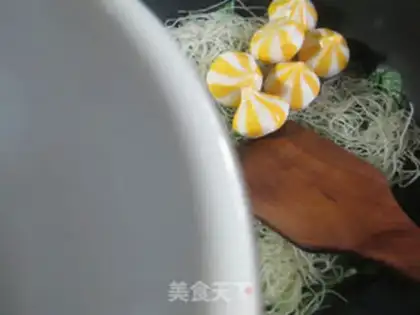 Make Fishseeds with rice noodles step 2