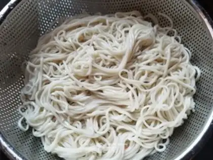 Make Pigbone soup noodles step 5