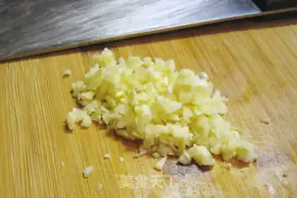 Make Garlic chops to hide from the wind step 1