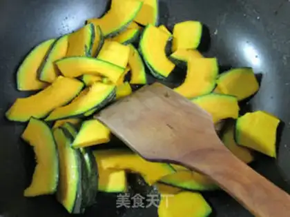 Make Onion fried Japanese pumpkins step 1