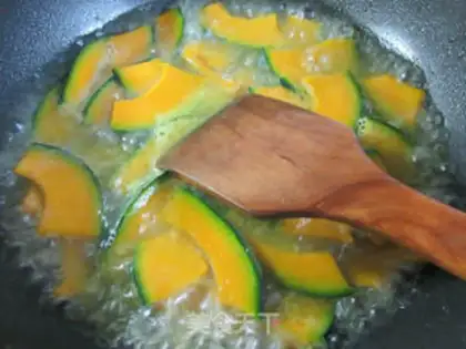 Make Onion fried Japanese pumpkins step 3