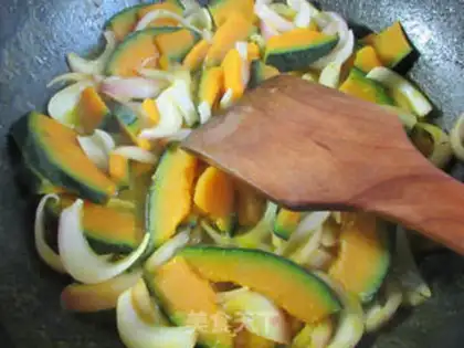 Make Onion fried Japanese pumpkins step 4