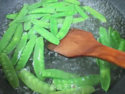 Make Three Dutch beans step 1