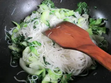 Make Eggs and green rice noodles step 7