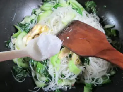 Make Eggs and green rice noodles step 8