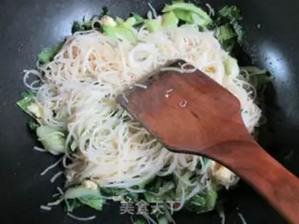 Make Eggs and green rice noodles step 10