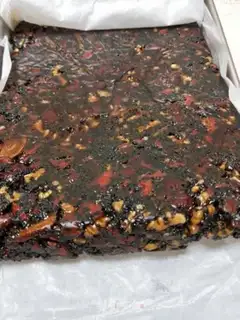 Make A simple handmade glue cake step 7
