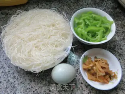 Make Squeeze the peppers and rice noodles step 0