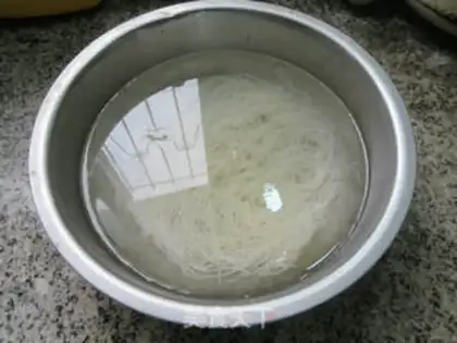 Make Squeeze the peppers and rice noodles step 1