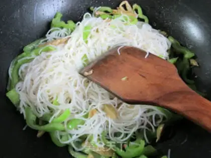 Make Squeeze the peppers and rice noodles step 5