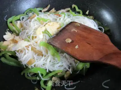 Make Squeeze the peppers and rice noodles step 6