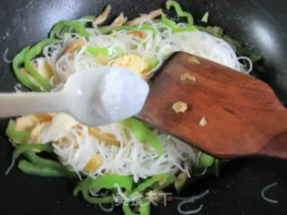 Make Squeeze the peppers and rice noodles step 7