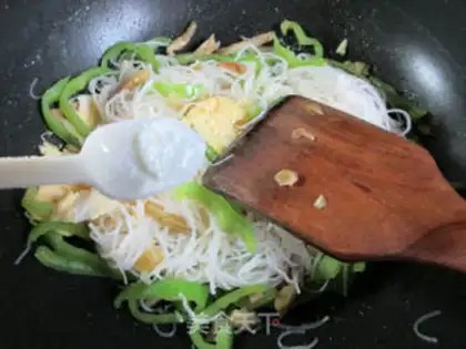 Make Squeeze the peppers and rice noodles step 8