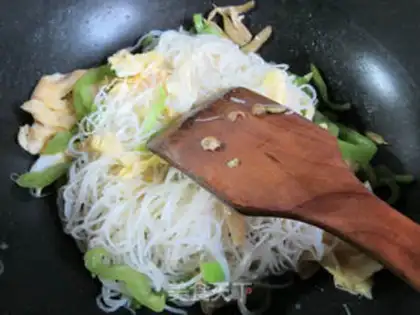 Make Squeeze the peppers and rice noodles step 9