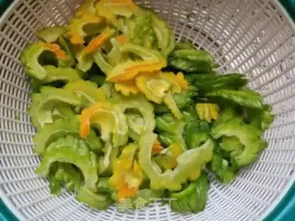 Make Sweet peppers and bitter melons step 0