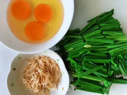 Make Shrimp-covered eggs step 1